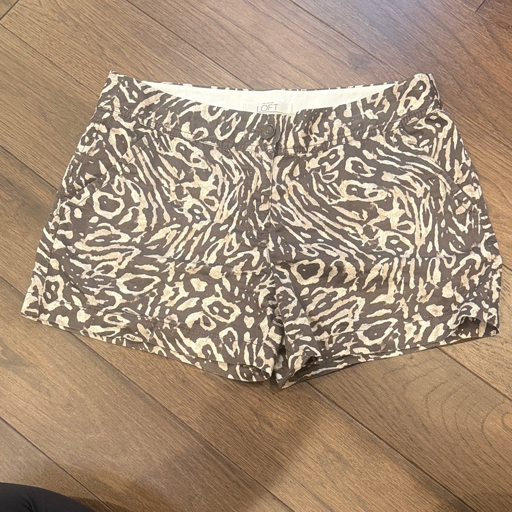 LOFT Animal Print Shorts Size 8 C9-009